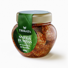 Sniega bumbas ar tomātiem un baziliku
